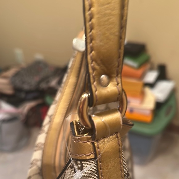 Gucci Cream and Gold Shoulder Bag with Iconic Design - Picture 9 of 14